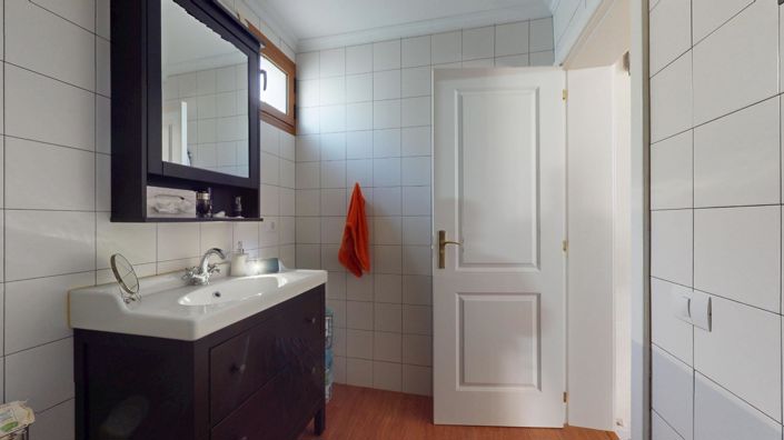 Image No.27-5 Bed Property for sale