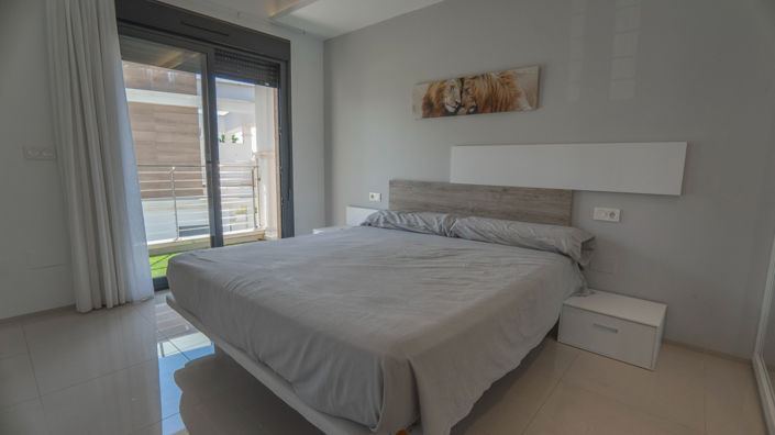 Image No.17-4 Bed Property for sale