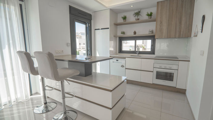 Image No.8-4 Bed Property for sale