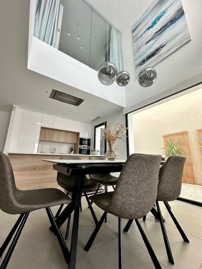 Image No.10-5 Bed Villa for sale