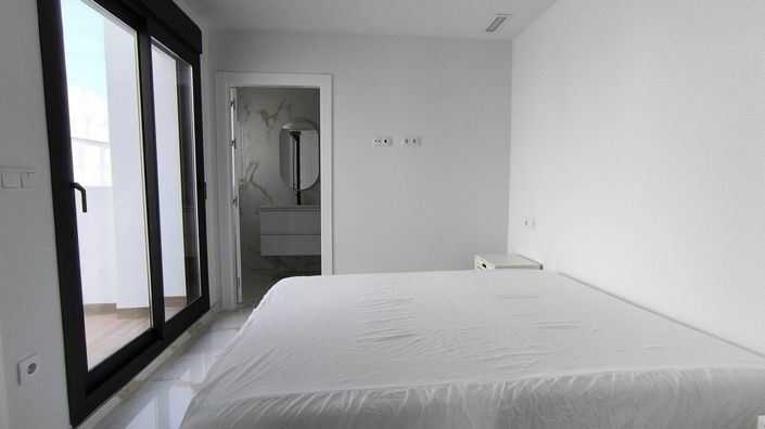 Image No.14-2 Bed Property for sale