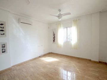 48893_fabulous_3_bedroom_family_home_with_a_large_garden_290425114427_img_2242
