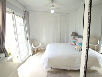 48899_stylish_3_bedroom_end_townhouse_in_a_sought_after_location_100425143811_img_1523