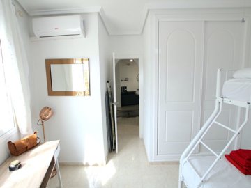 48899_stylish_3_bedroom_end_townhouse_in_a_sought_after_location_100425143812_img_1565