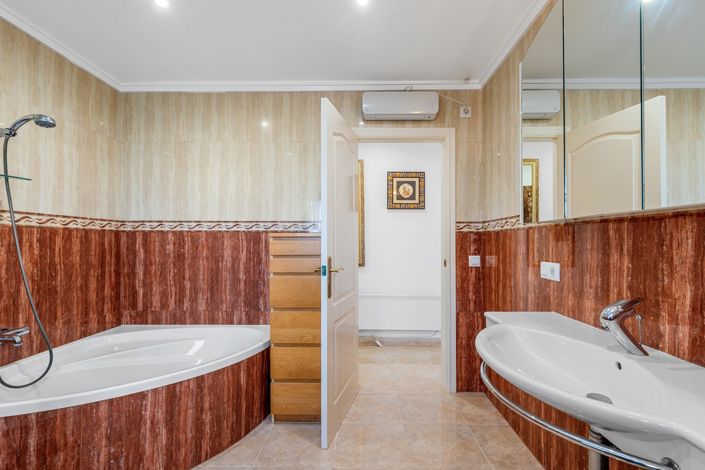 Image No.35-7 Bed Villa for sale