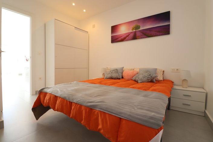 Image No.9-2 Bed Townhouse for sale