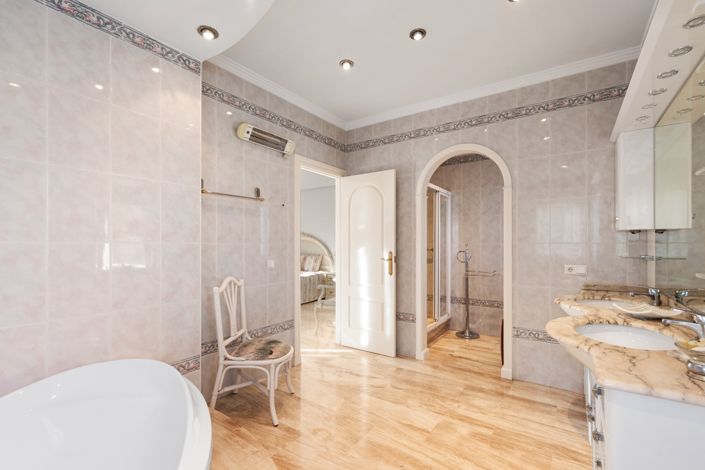 Image No.30-5 Bed Villa for sale