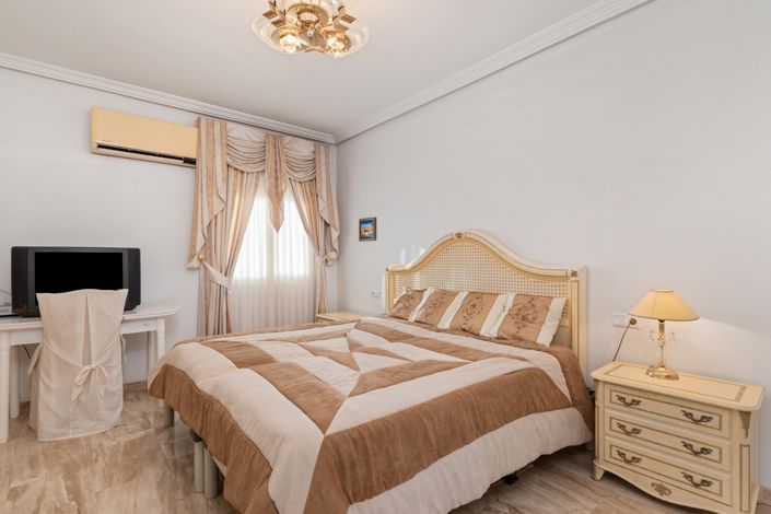 Image No.36-5 Bed Villa for sale