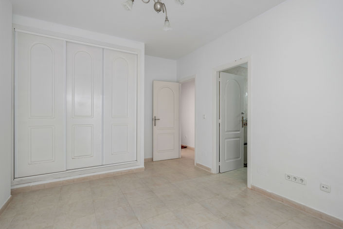 Image No.18-4 Bed Townhouse for sale