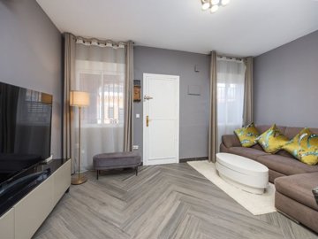 49255_beautiful_two_bedroom_townhouse_with_pool_views_091225103040_photo_2025_12_02_11_40_44