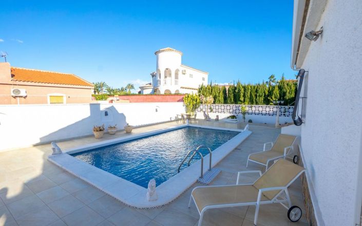 Image No.24-3 Bed Property for sale