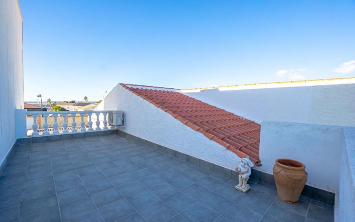 Image No.34-3 Bed Property for sale