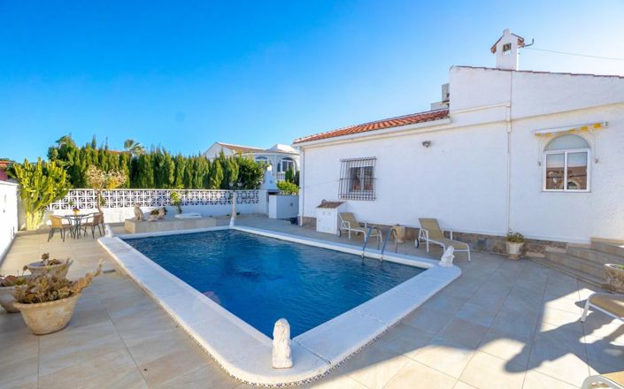 Image No.40-3 Bed Property for sale