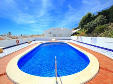 49400_charming_two_bedroom_bungalow_with_great_outdoor_space_040326145703_pool_2