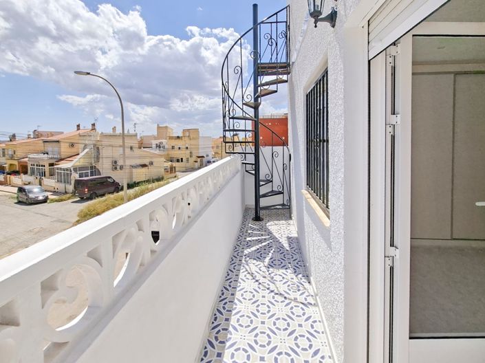 Image No.10-1 Bed Townhouse for sale