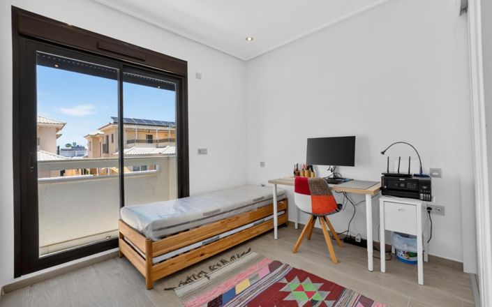 Image No.17-3 Bed Townhouse for sale