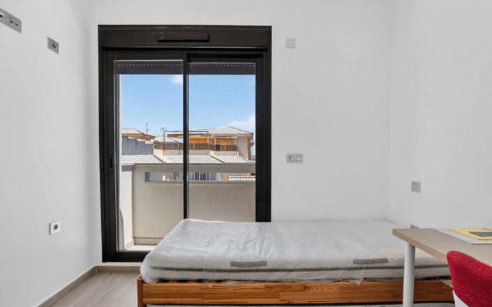 Image No.18-3 Bed Townhouse for sale