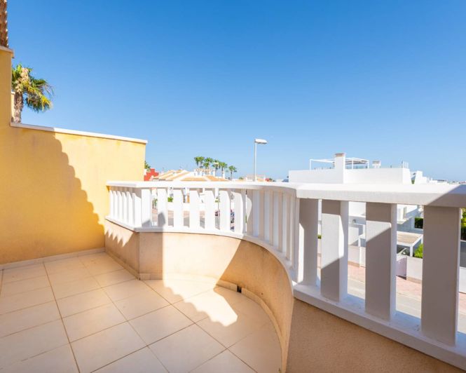 Image No.19-3 Bed Townhouse for sale