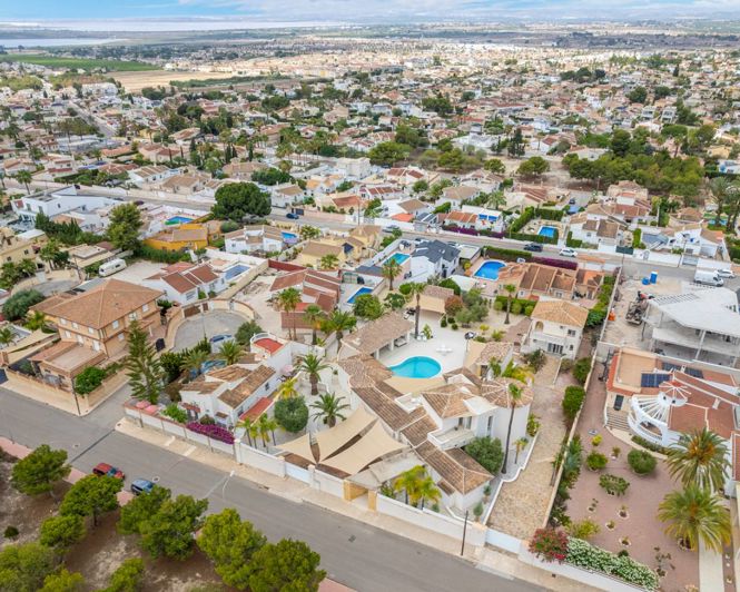 Image No.3-4 Bed Villa for sale