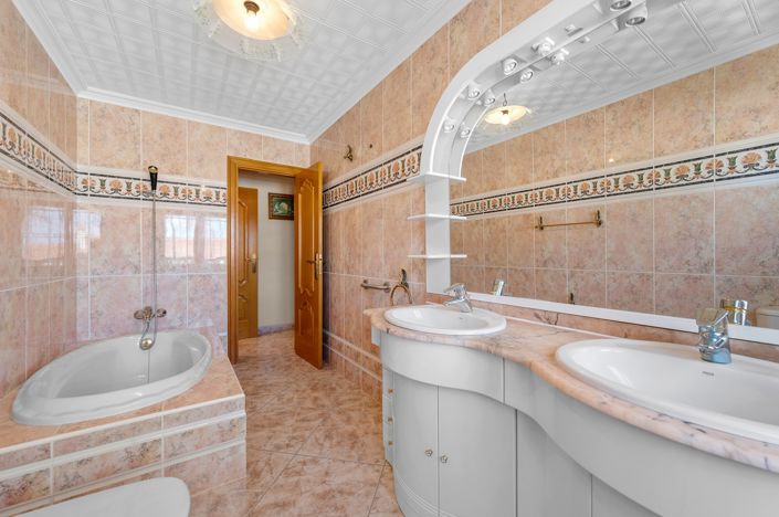 Image No.35-7 Bed Villa for sale