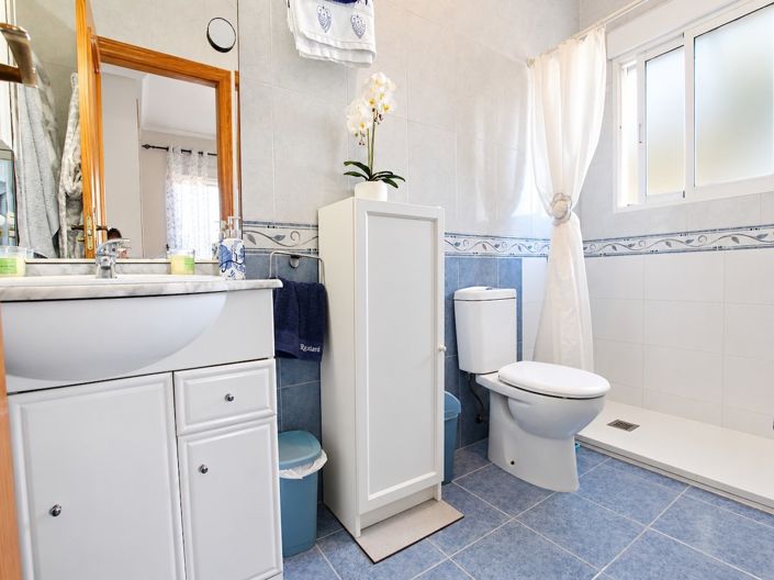 Image No.12-4 Bed Property for sale