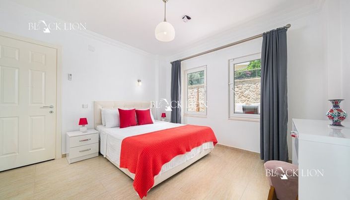 Image No.12-5 Bed Villa for sale