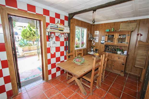 Image No.18-3 Bed Property for sale