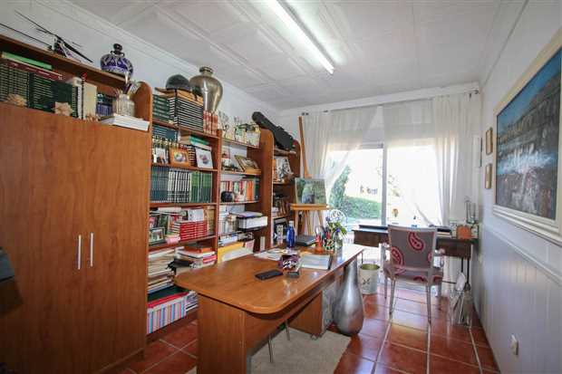 Image No.19-3 Bed Property for sale