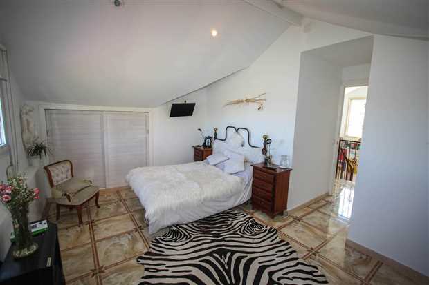 Image No.24-3 Bed Property for sale