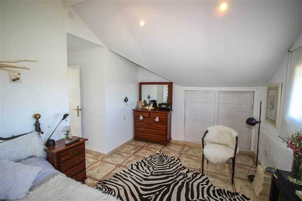 Image No.25-3 Bed Property for sale