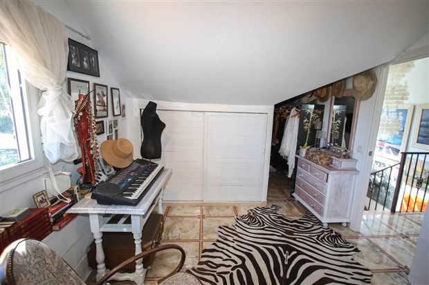 Image No.28-3 Bed Property for sale