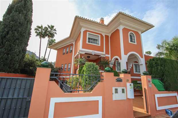 Image No.1-6 Bed Property for sale