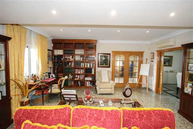 Image No.12-6 Bed Property for sale