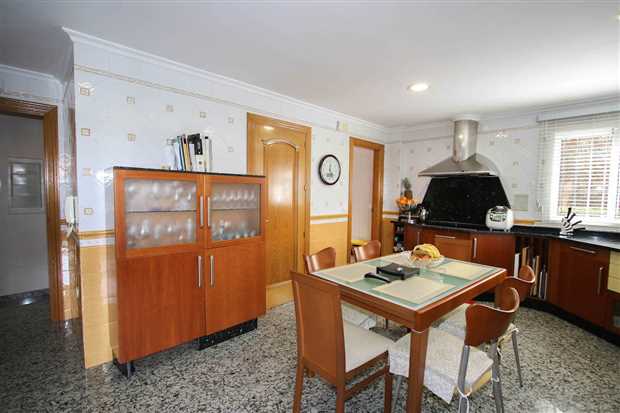 Image No.17-6 Bed Property for sale