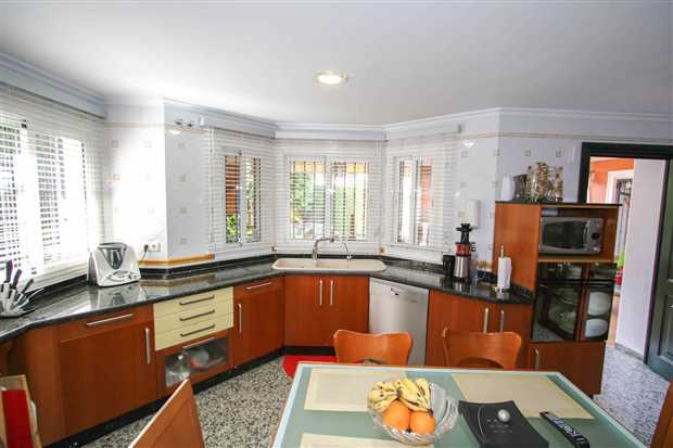 Image No.18-6 Bed Property for sale