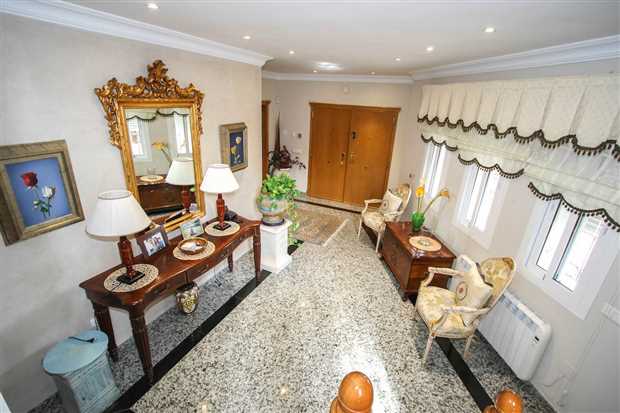 Image No.20-6 Bed Property for sale