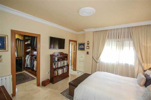 Image No.27-6 Bed Property for sale