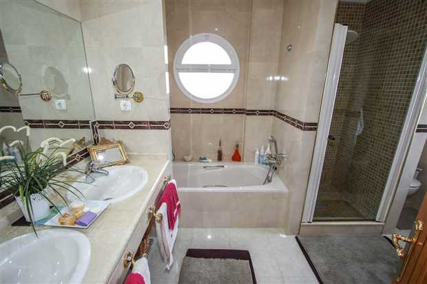 Image No.29-6 Bed Property for sale