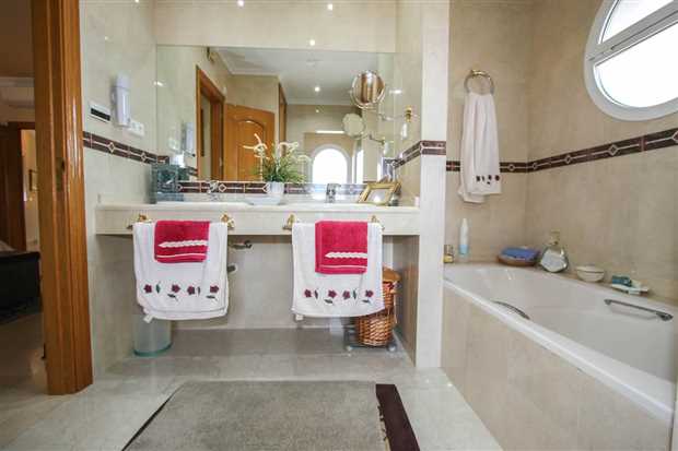 Image No.30-6 Bed Property for sale