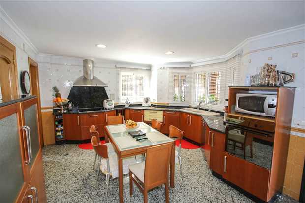 Image No.4-6 Bed Property for sale