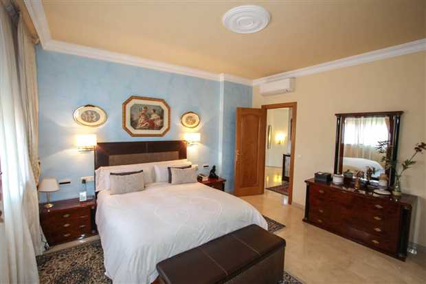 Image No.5-6 Bed Property for sale