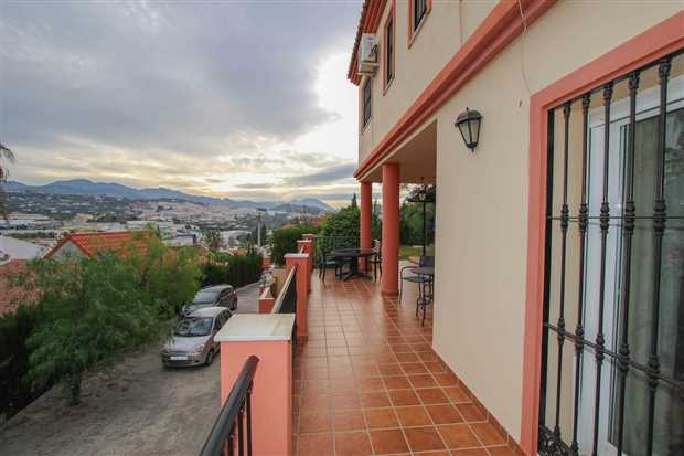 Image No.10-5 Bed Property for sale