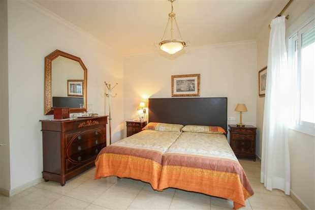 Image No.22-5 Bed Property for sale