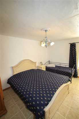 Image No.12-5 Bed Property for sale