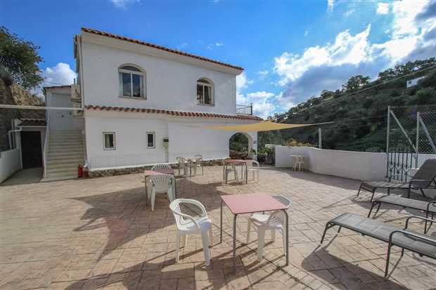 Image No.19-5 Bed Property for sale