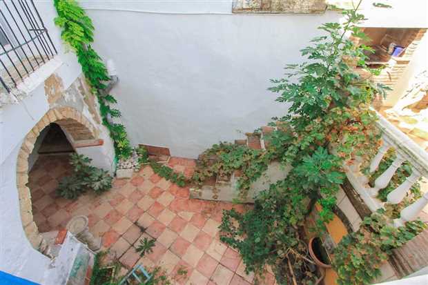 Image No.1-4 Bed Property for sale