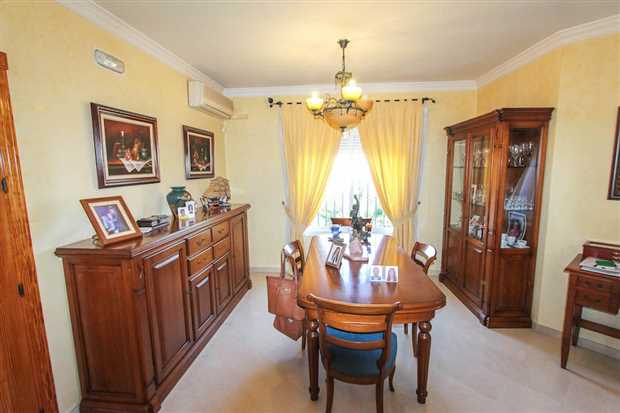 Image No.12-5 Bed Property for sale