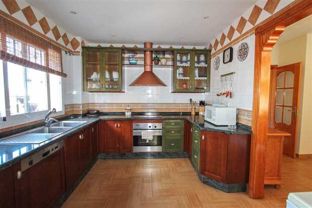 Image No.17-5 Bed Property for sale