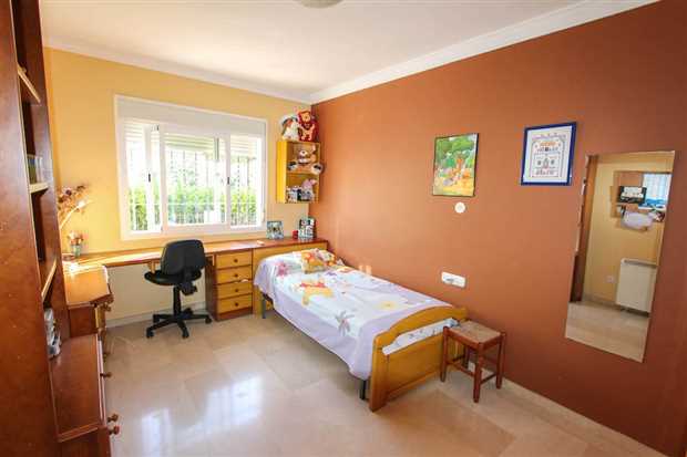 Image No.26-5 Bed Property for sale