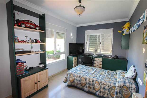 Image No.27-5 Bed Property for sale